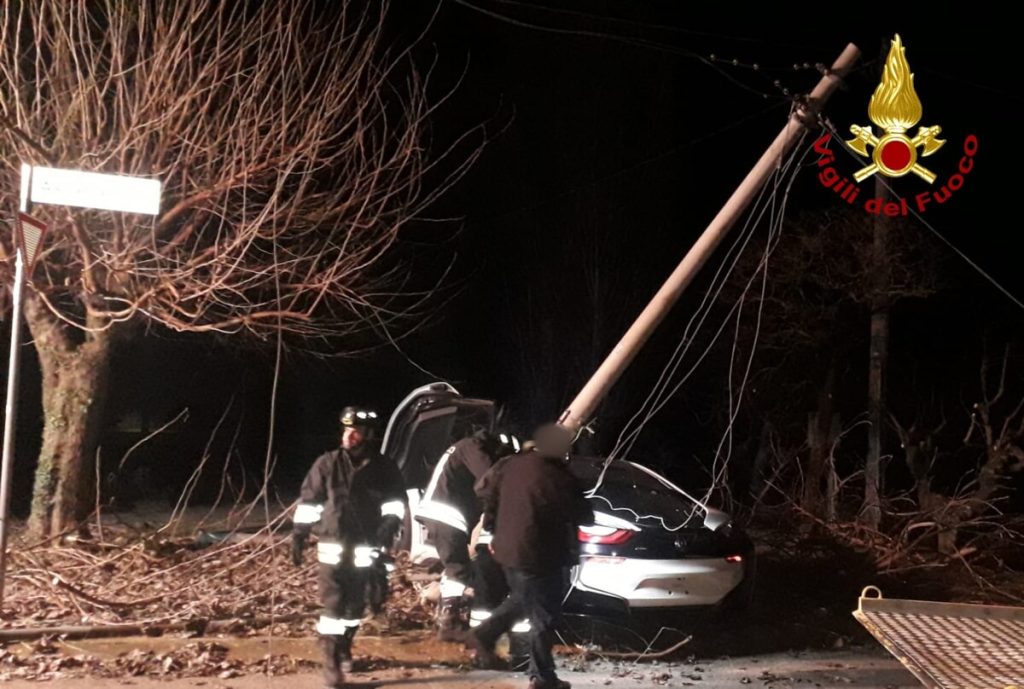 Cassonetti incendiati e auto fuori strada: nottata di interventi per i vigili del fuoco