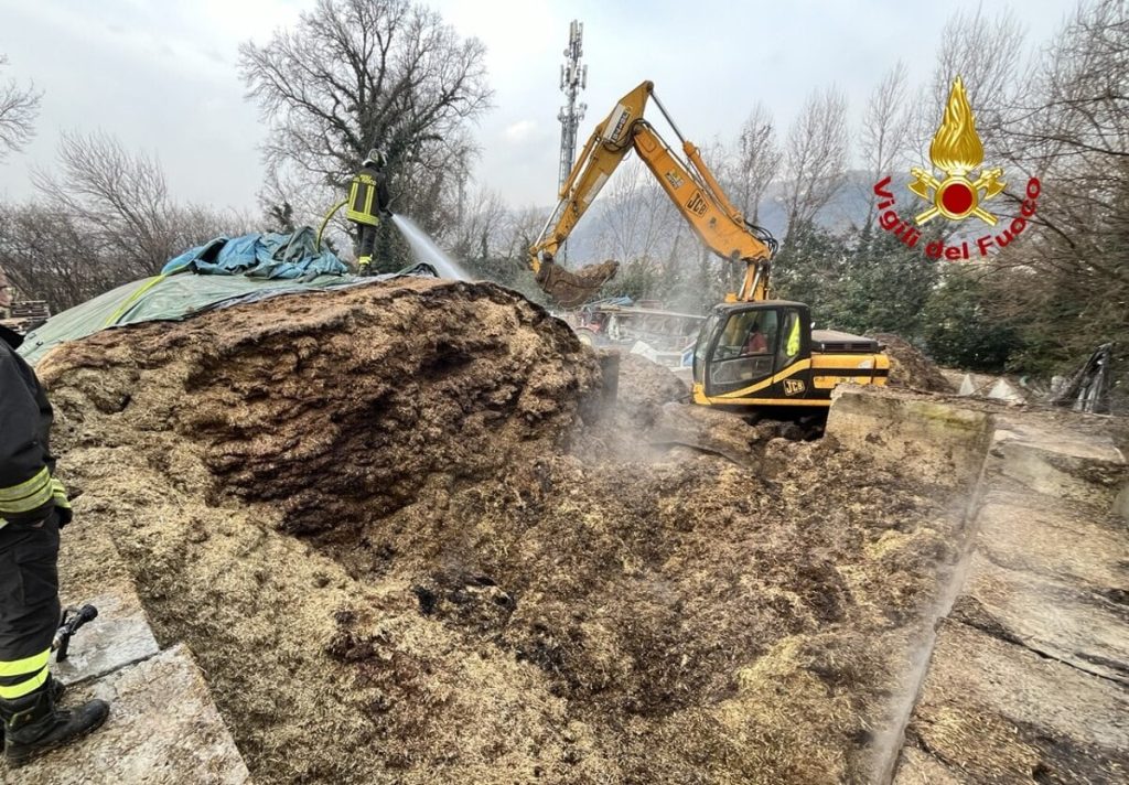 Incendio in un deposito di fieno, in fiamme 250 metri cubi di foraggio