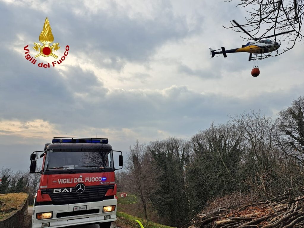 Incendio nel sottobosco, operazioni di spegnimento ancora in corso