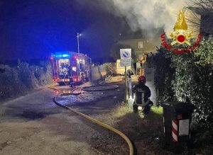 Incendio nella notte, a fuoco una vecchia abitazione