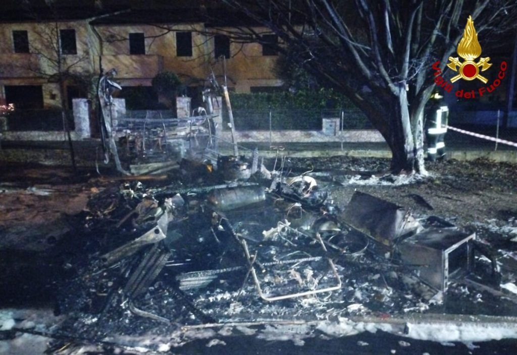 Guasto elettrico, le fiamme distruggono un camper