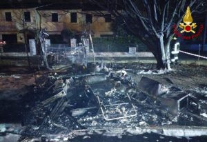 Guasto elettrico, le fiamme distruggono un camper