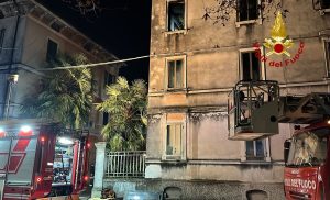 Scoppia l'incendio in abitazione, provvidenziale intervento dei vigili del fuoco