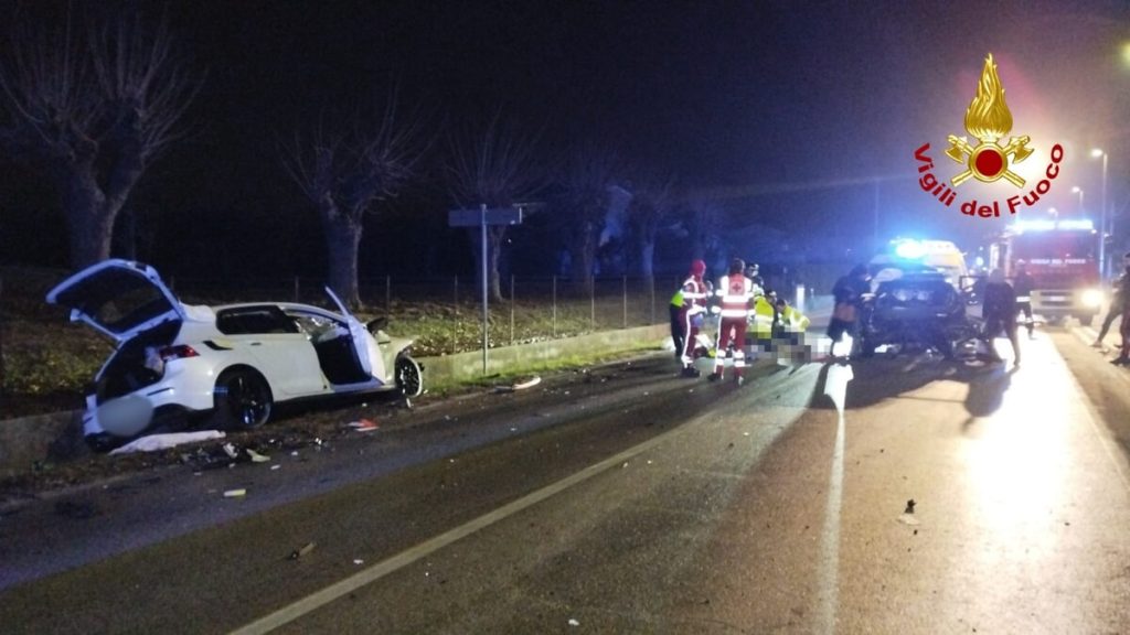Schianto nella notte tra due auto, in sei finiscono all'ospedale