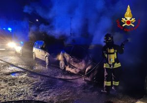 L'auto brucia sotto al condomino, stabile evacuato