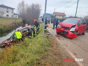 Schianto tra auto, una finisce nel fossato: due feriti