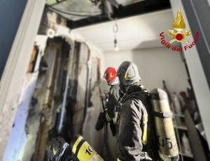 Principio d'incendio nell'intercapedine di una casa in legno, abitazione dichiarata inagibile