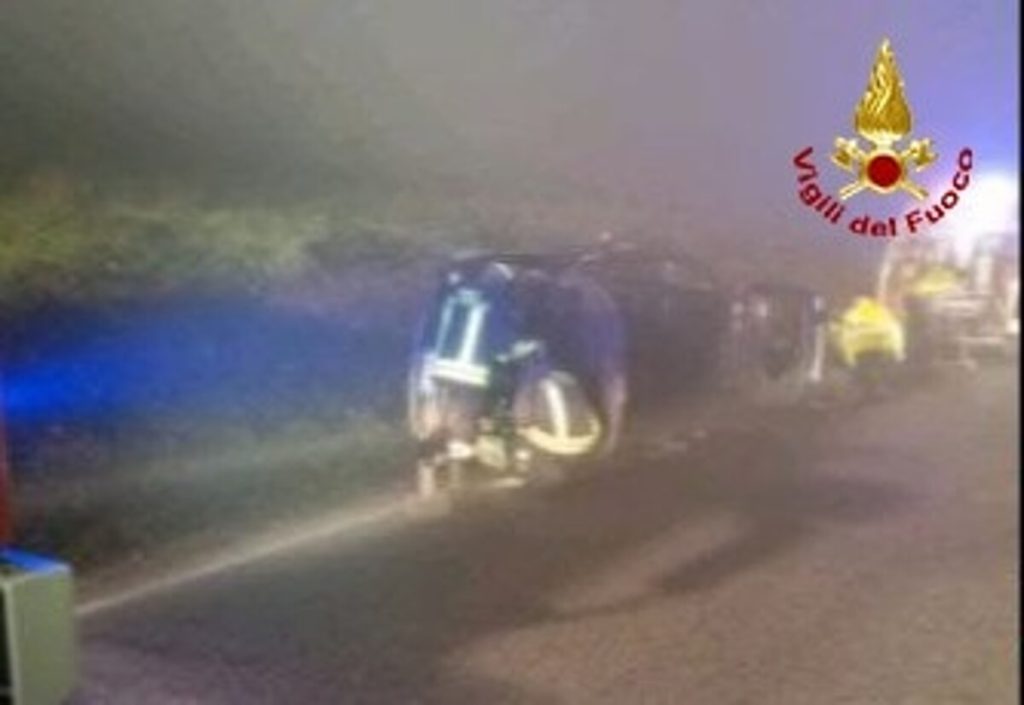 Auto finisce rovesciata su un fianco, ferita una coppia di anziani