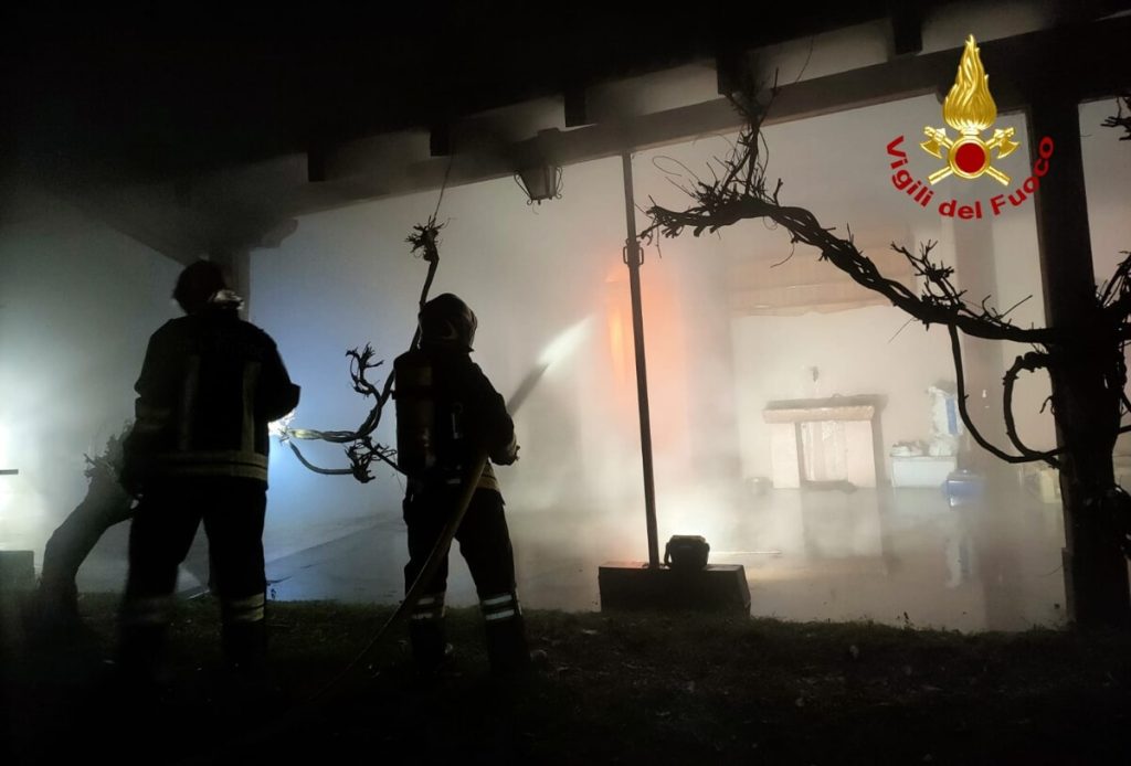 Incendio in un ex-agriturismo usato come deposito: bruciati trattori, auto e moto
