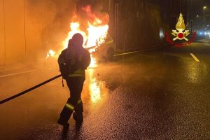 Auto in fiamme lungo la Spv, conducente scende appena in tempo