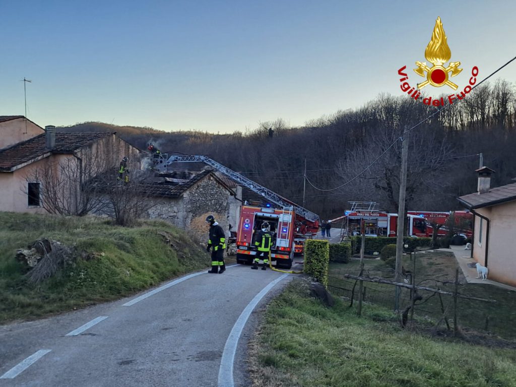 Fiamme da una vecchia abitazione, collassa parte del tetto