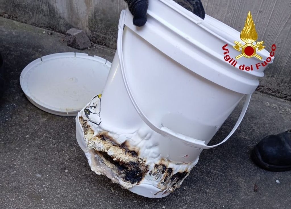 Allarme cloro in piscina, intervengono i vigili del fuoco
