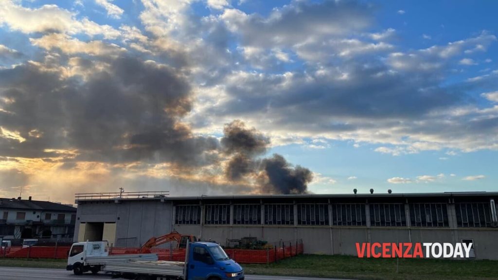 Un boato e poi l’incendio, rogo in un’azienda: colonna di fumo visibile a chilometri (VIDEO)