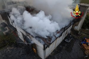 Esplosione in azienda, scoppi a catena: nessun ferito