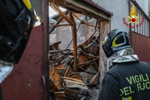 Incendio ed esplosione in azienda: rogo completamente spento