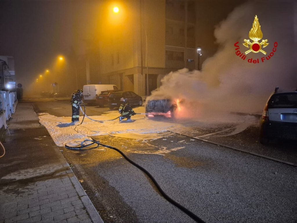 Rogo nella notte, auto distrutta dalle fiamme (VIDEO)