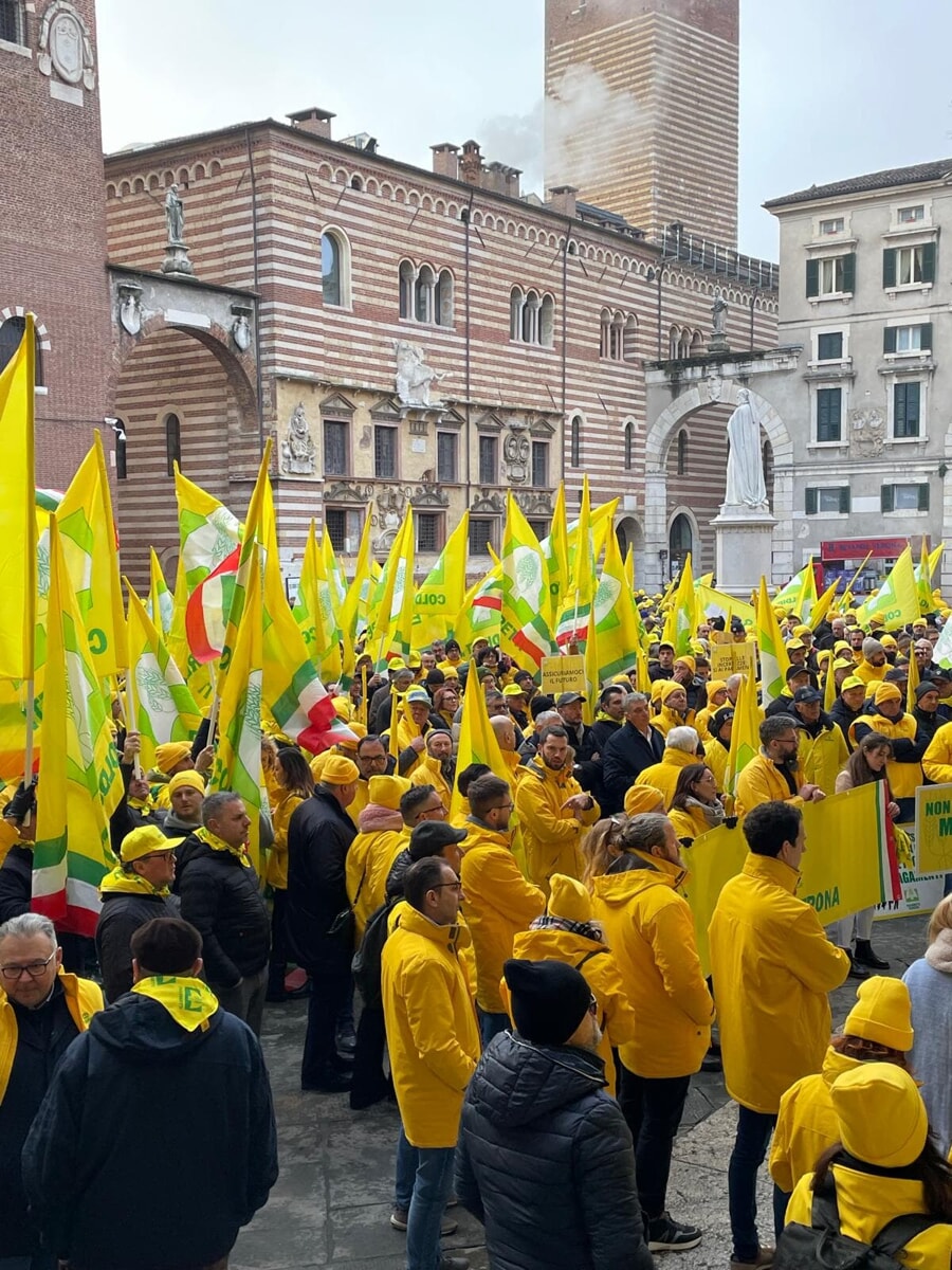 Un migliaio di agricoltori veneti in piazza: "Il clima impazzito ha fatto perdere olte 20 miliardi di euro"