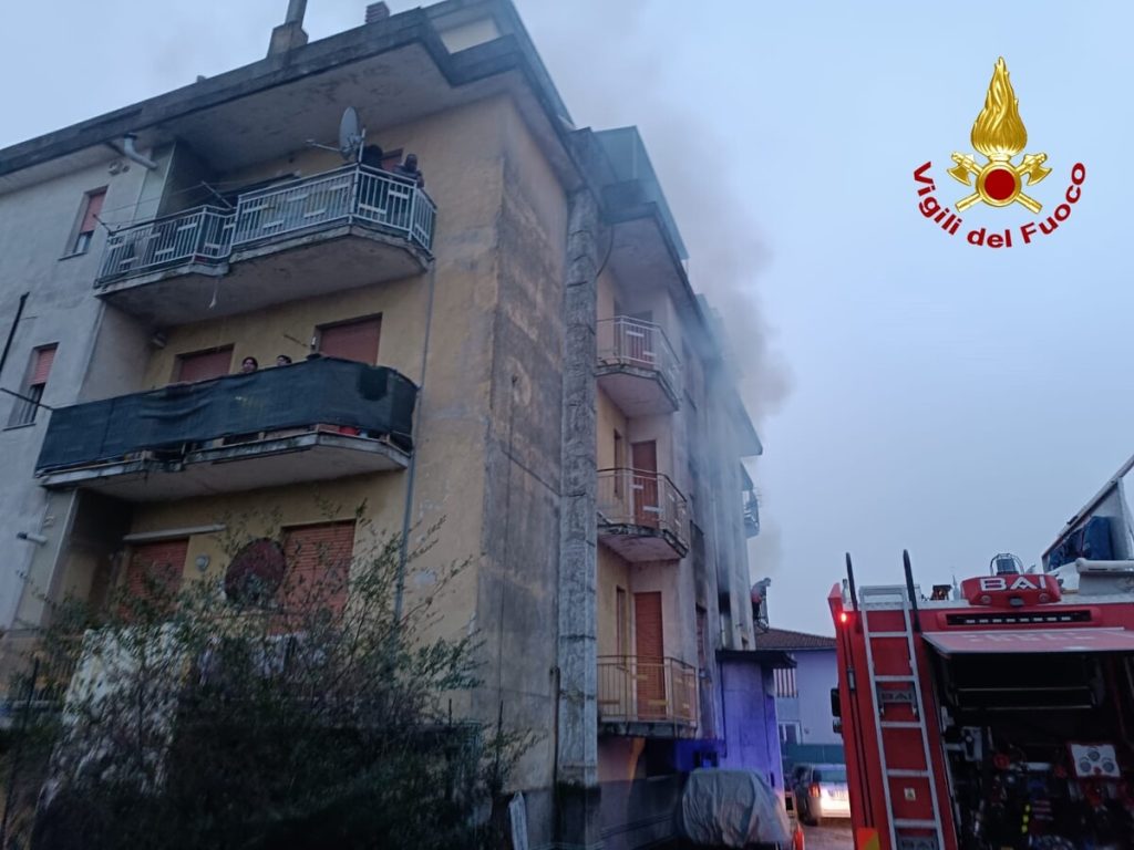 A fuoco i contatori, l'allarme in un condominio: ferita una ragazzina e nove intossicati