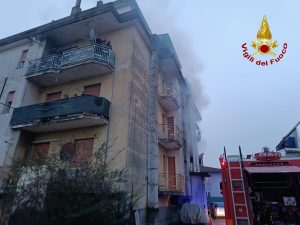A fuoco i contatori, l'allarme in un condominio: ferita una ragazzina e nove intossicati
