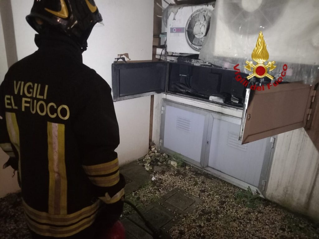 In fiamme un contatore, i residenti escono all'esterno della palazzina