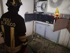 In fiamme un contatore, i residenti escono all'esterno della palazzina