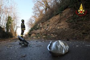Frana ad Altavilla, crollata parte della strada (VIDEO)