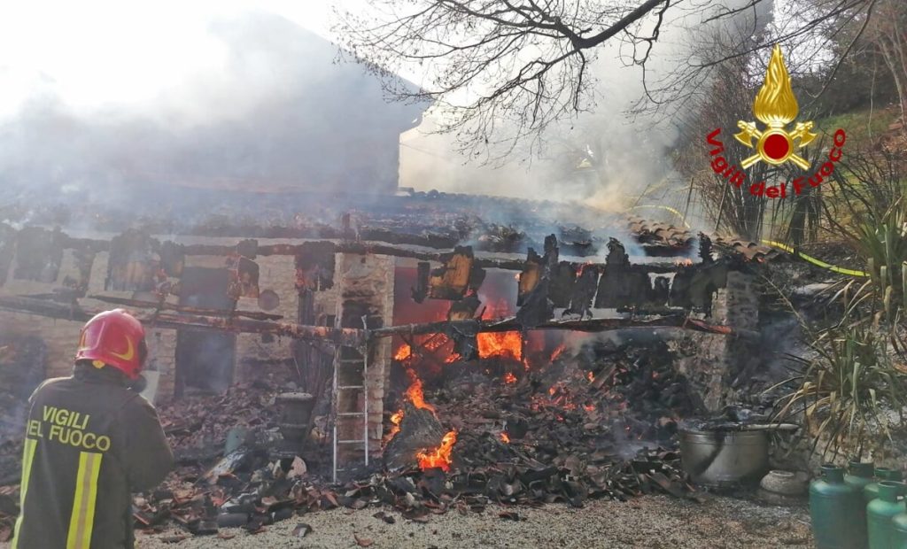 Rogo in un ristorante, le fiamme distruggono parte della struttura