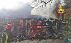 Rogo in un ristorante, le fiamme distruggono parte della struttura