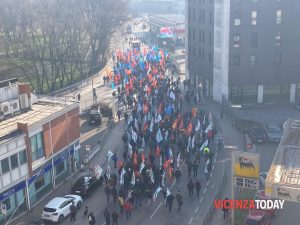 Metalmeccanici scendono in piazza per il rinnovo del contratto: città bloccata