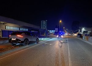 Ciclista investito da un'auto mentre attraversa la strada, 32enne ricoverato in codice rosso