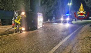 Furgone esce di strada e abbatte un lampione della luce