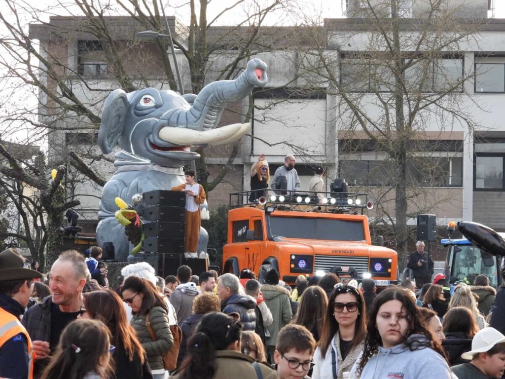 Carnevale a Sovizzo: sfilata di carri mascherati, musica e intrattenimento