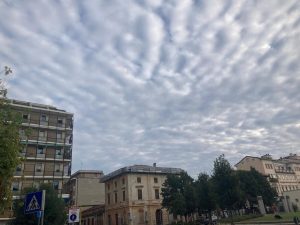 Meteo, le previsioni per la settimana: cieli nuvolosi e temperature spesso sopra la media