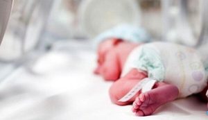 Il papà accusato di seviziare il figlio per fare causa all'ospedale e ottenere sussidi per la disabilità