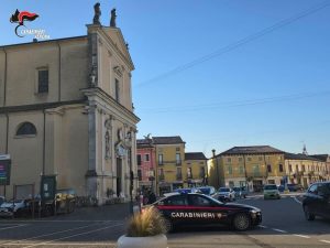 Fermato in auto con droga, banconote false e un coltello: arrestato 19enne