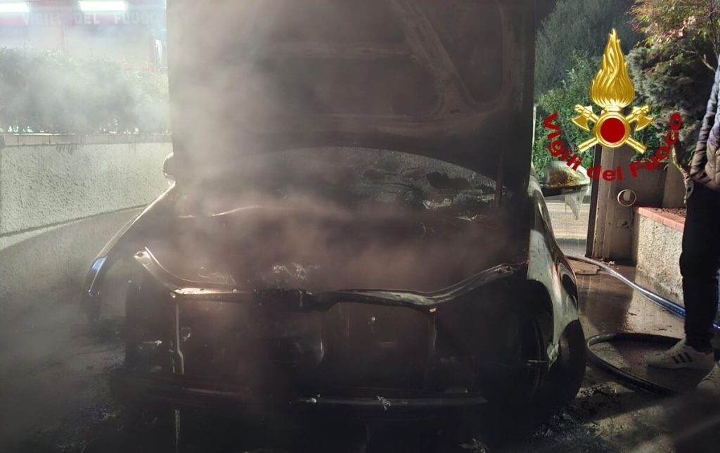 Auto avvolta dalle fiamme, salvo il conducente