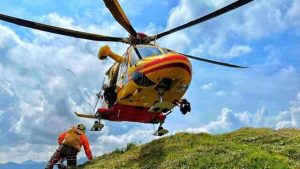 Escursionista cade e ruzzola in un canalone