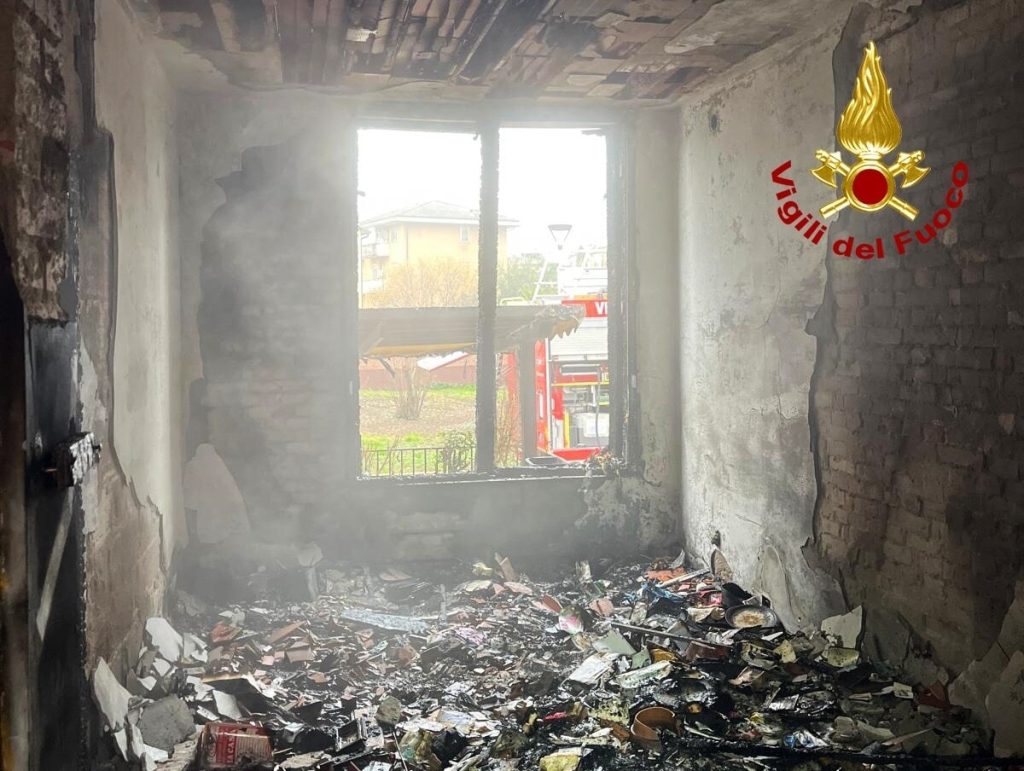 Incendio in abitazione, soccorsa una donna