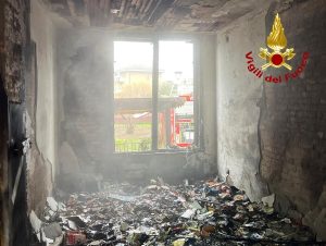 Incendio in abitazione, soccorsa una donna