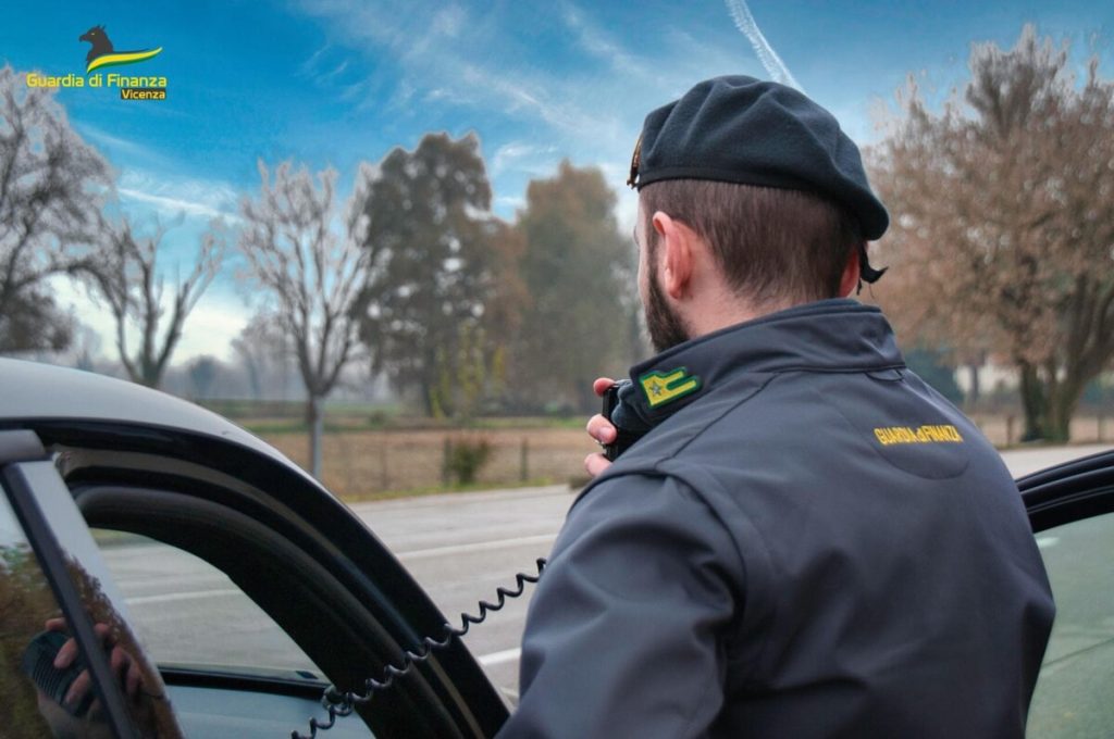 Barbiere vìola adempimenti fiscali e sale slot accese fuori orario: blitz della Guardia di finanza