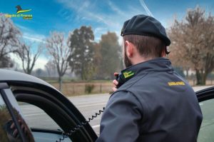 Barbiere vìola adempimenti fiscali e sale slot accese fuori orario: blitz della Guardia di finanza