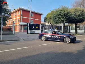 Finto carabiniere truffa anziani: arrestato un 38enne dopo una fuga rocambolesca
