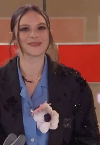 Sanremo 2025, il red carpet di Francesca Michielin con le stampelle: sarà tra gli ultimi ad esibirsi
