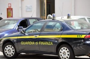 Fermato in scooter senza patente: in caserma danneggia gli arredi e aggredisce i finanzieri