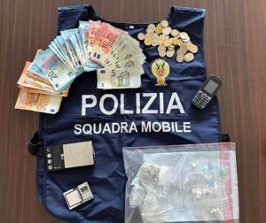 Appartamento dello spaccio, blitz della Squadra mobile in città