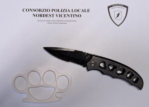 Minorenne in fuga dalla polizia locale: trovato con coltello e tirapugni