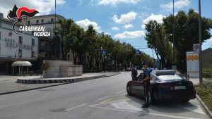 Neopatentato si schianta contro il guardrail: positivo all’alcoltest
