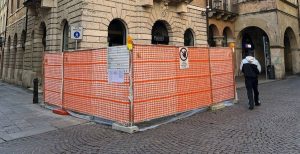 Notte da cantiere a Vicenza, una gru da 40 metri si prende il centro