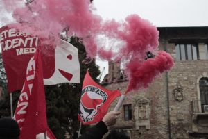Vicenza in piazza contro l’aggressione del liceale, la denuncia degli studenti: “Non è un caso isolato”