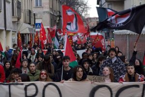Studente aggredito, in 500 per dire No “alla violenza squadrista”